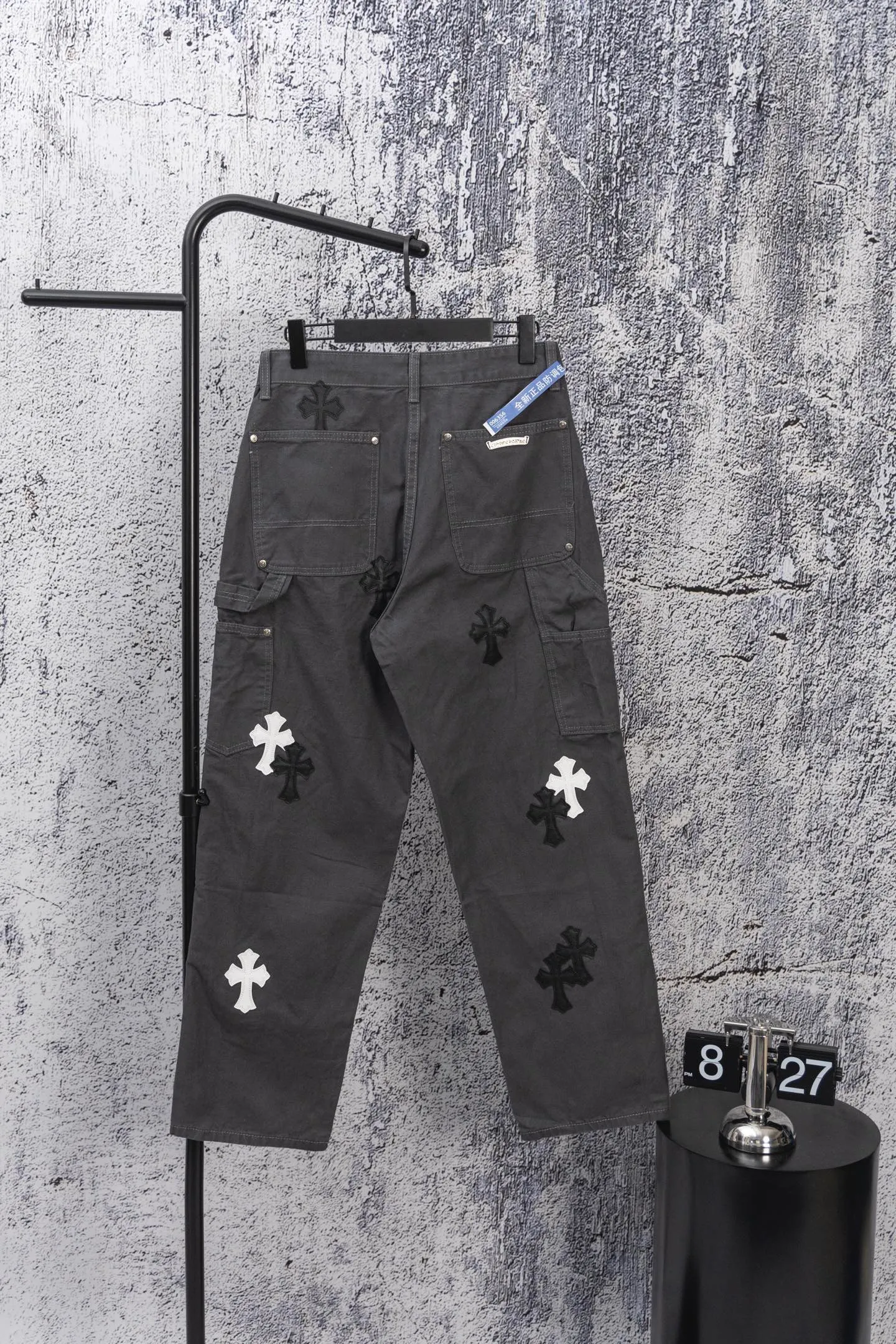 P270 CH Chromehearts black and white cross patchwork leather gray workwear jeans and logging pants, priced at 34W level, patchwork cross pattern embellishment, washed jeans! ! An absolutely high-end luxury product, a 1.9W-level god-level single product, a super popular product, made by top heavy industry, a magic weapon that cannot be missed! [About Zangyin] This is an extremely luxurious fashion brand that can also be called the aristocracy of the high street. It has always been an exclusive brand for some hipsters or rich second generations. Compared with ordinary high streets, it is more luxurious and noble. Compared with luxury brands, it is more fashionable and individual. It has always been a brand that I have a special liking for. [Top heavy industry fashion design] Consistently high-street luxury style. Speaking of this style, the Zangyin family and GU family are definitely the leading representative brands. Especially the Zangyin family has really achieved a state-of-the-art effect in creating high-street style. The unique washed material is used to create this style. The color system is already quite eye-catching. After it is decorated with patchwork cross flowers, it cleverly highlights the charm of the brand. Secondly, this style uses classic The high-waist cutting design highlights the long legs and fashionable temperament of the upper body. The brand is highly recognizable and the slim fit configuration is more suitable for daily wear. It is a product that interprets personality, fashion, and specifications at a glance. This single product is enough to make any fan excited. It can be a white T-shirt for a youthful college style, or a tight suspender for a royal style. It has strong matching ability and can be easily controlled by men.  [Materials and craftsmanship] Needless to say, this point goes without saying. As an excellent craftsman brand, Zangyin’s requirements for details and craftsmanship are really perfect. The washed color of this model has gone through so many processes, not to mention the embellishment of denim appliques. It is also purely hand-made and sewn. Just like what they believe in, only hand-made things have soul and have the meaning of wear. A top-notch heavy-duty fashionable denim item, I look forward to your perfect interpretation! !  Color: Gray Size: 28-36